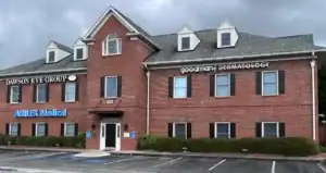 Vista exterior de la consulta de Goodman Dermatology en Dawsonville, Georgia