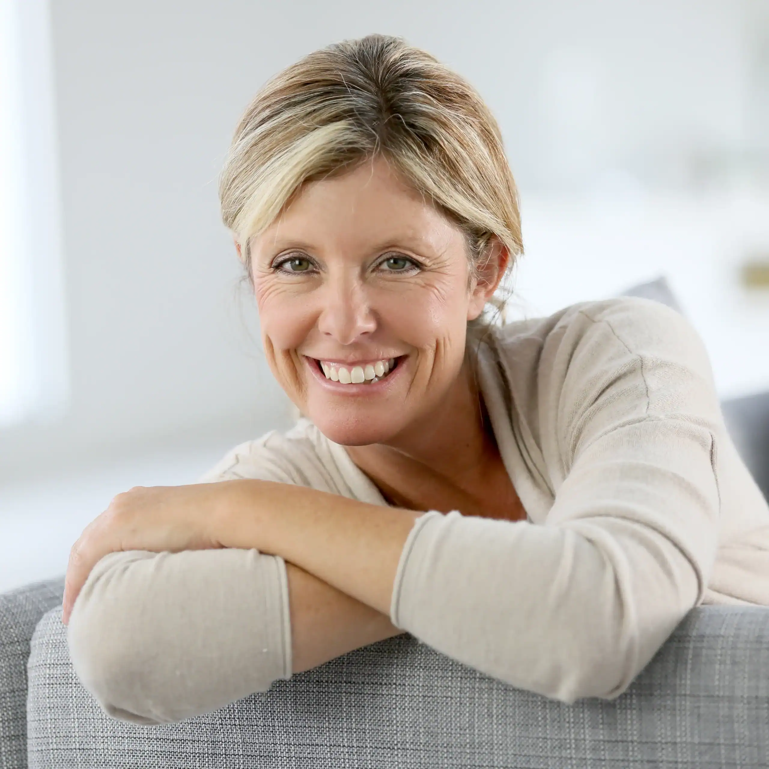 Una mujer de unos 50 años sonríe a la cámara