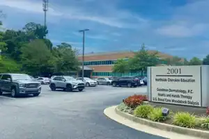 Exterior de la consulta de Goodman Dermatology en Woodstock, Georgia